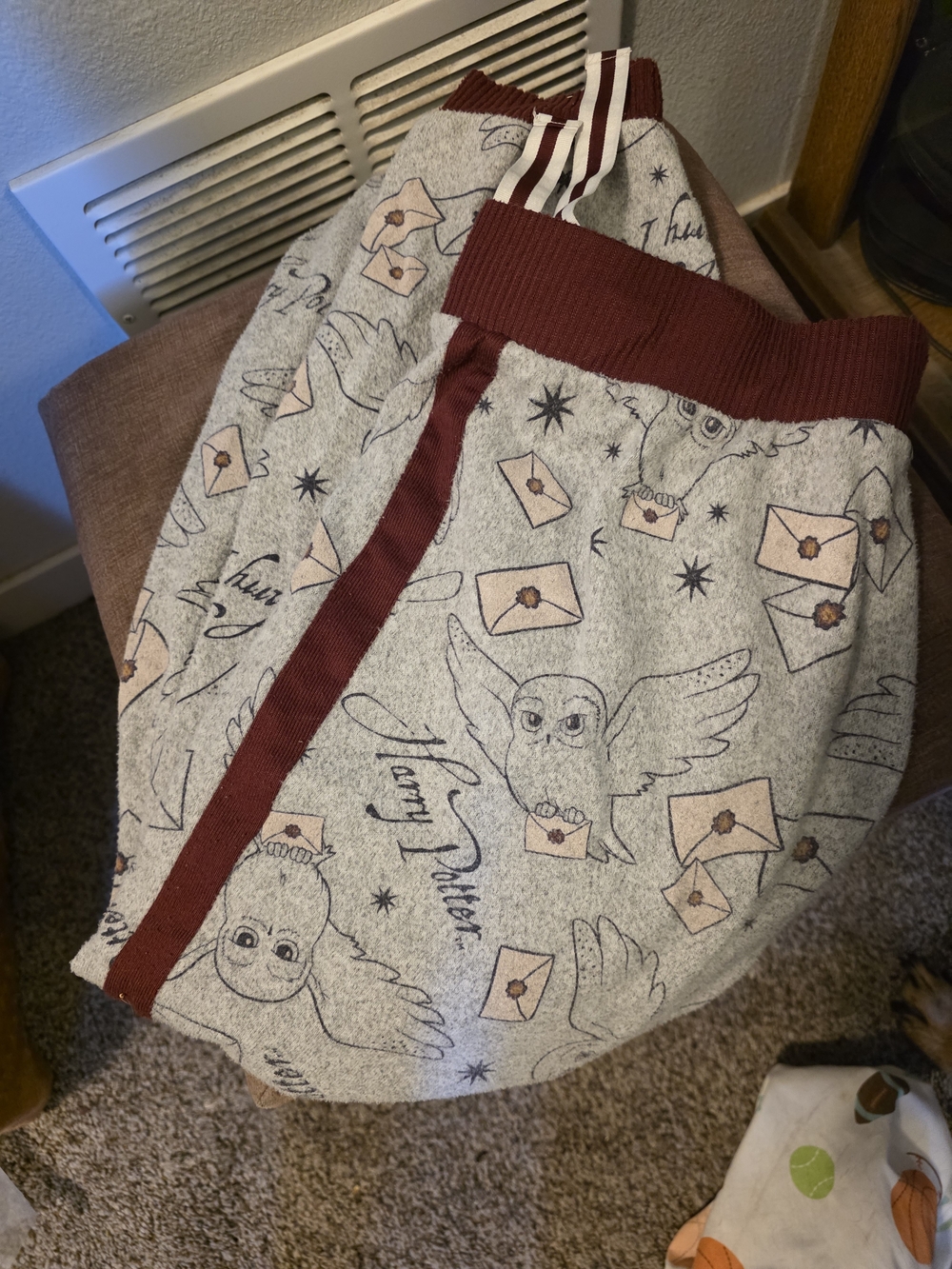 Harry Potter Gray Owl-Print Joggers with Burgundy Trim
